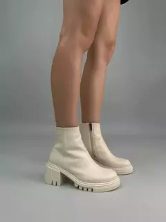 Ботинки женские кожаные молочного цвета на каблуках демисезонные