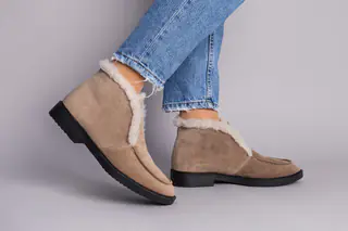 Женские замшевые ботинки цвета капучино