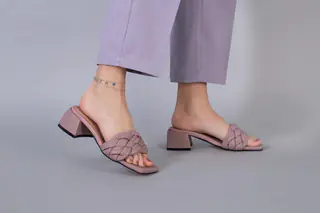 Шлепанцы женские кожаные лилового цвета на каблуке