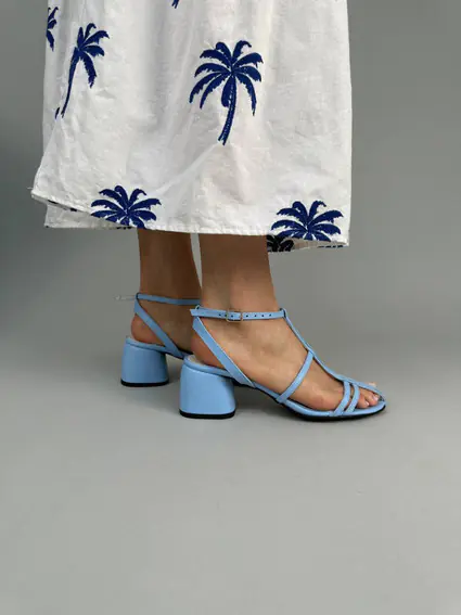 Босоножки женские кожаные голубого цвета на каблуке фото 24 — интернет-магазин Tapok