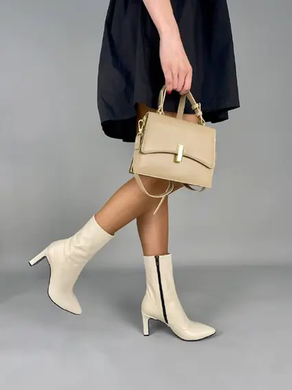 Ботинки женские кожаные молочные на каблуке демисезонные фото 5 — интернет-магазин Tapok