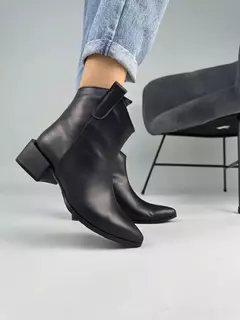 Ботинки казаки женские кожаные черного цвета на каблуке демисезонные
