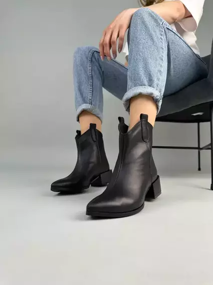 Ботинки казаки женские кожаные черного цвета на каблуке демисезонные фото 3 — интернет-магазин Tapok