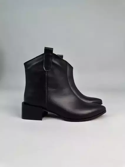 Ботинки казаки женские кожаные черного цвета на каблуке демисезонные фото 7 — интернет-магазин Tapok