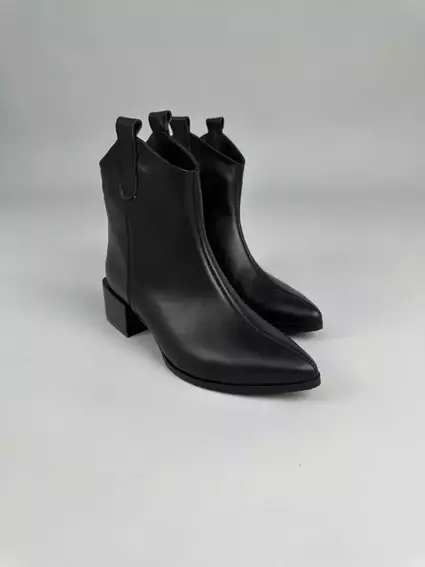 Ботинки казаки женские кожаные черного цвета на каблуке демисезонные фото 8 — интернет-магазин Tapok