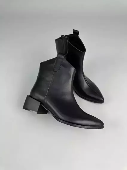 Ботинки казаки женские кожаные черного цвета на каблуке демисезонные фото 9 — интернет-магазин Tapok