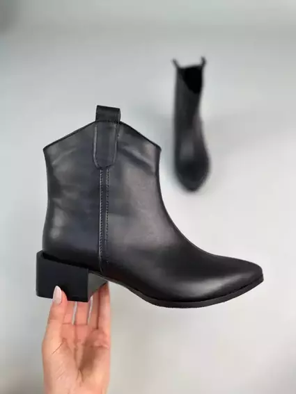 Ботинки казаки женские кожаные черного цвета на каблуке демисезонные фото 10 — интернет-магазин Tapok
