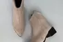 Ботинки казаки женские замшевые бежевого цвета на каблуке демисезонные Фото 11