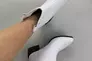 Ботинки казаки женские кожа рептилия белого цвета на каблуке демисезонные Фото 7