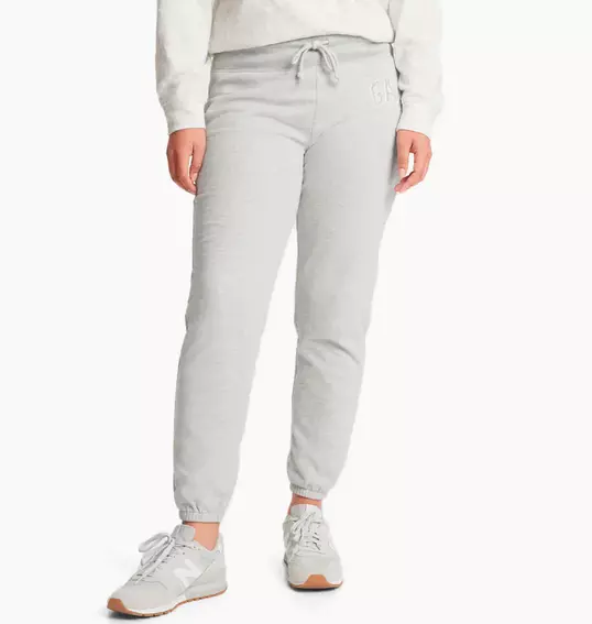 Брюки Gap Logo Fleece Joggers Light Heather Grey 221318191 S фото 1 — интернет-магазин Tapok