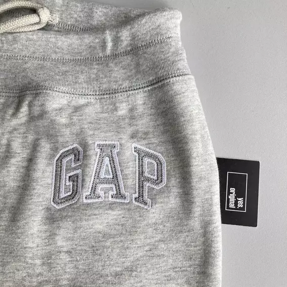 Брюки Gap Logo Fleece Joggers Light Heather Grey 221318191 S фото 4 — интернет-магазин Tapok