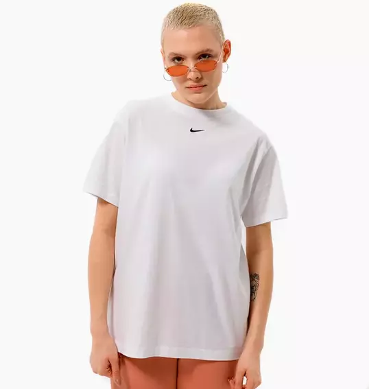 Футболка Nike T-Shirt W Nsw Essntl Tee Bf Lbr White DN5697-100 фото 1 — інтернет-магазин Tapok