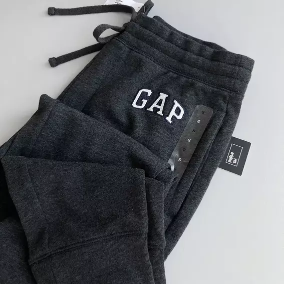 Брюки Gap Logo Fleece Pants Charcoal Gray 221236011 фото 2 — интернет-магазин Tapok