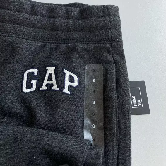 Брюки Gap Logo Fleece Pants Charcoal Gray 221236011 фото 3 — интернет-магазин Tapok
