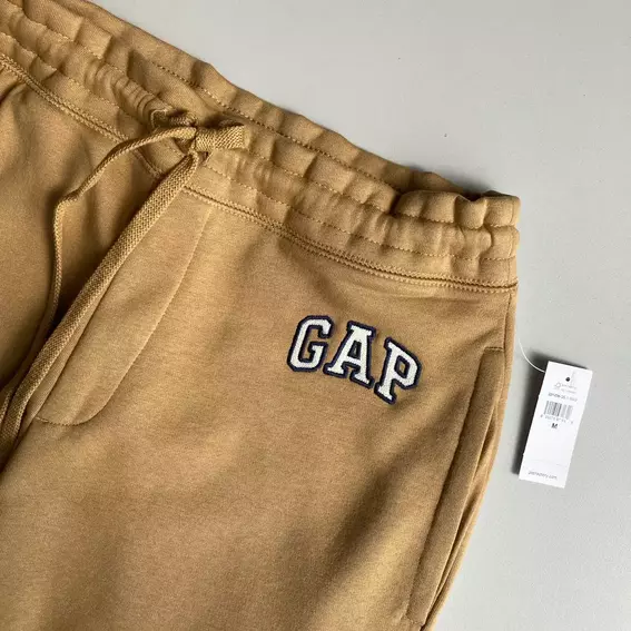 Брюки Gap Logo Fleece Joggers Fall Acorn 221236351 фото 3 — интернет-магазин Tapok