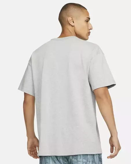Футболка чоловіча Nike Sportswear Premium Essentials Grey DQ9295-063 фото 3 — інтернет-магазин Tapok