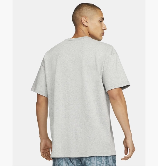Футболка чоловіча Nike Sportswear Premium Essentials Grey DQ9295-063 фото 7 — інтернет-магазин Tapok