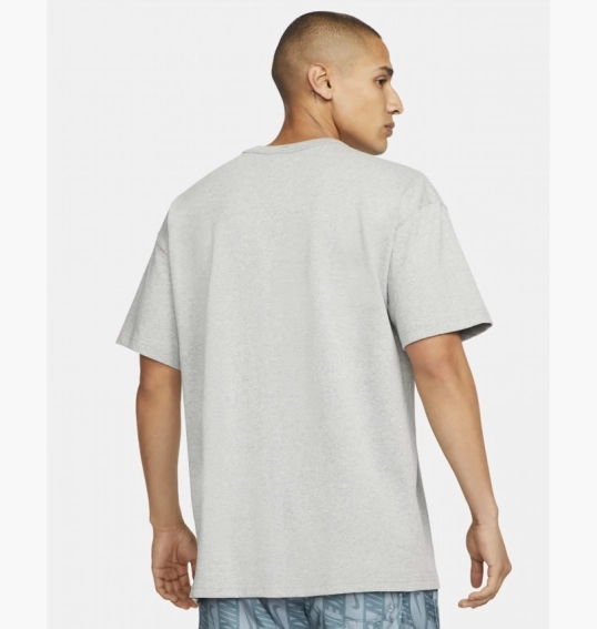 Футболка чоловіча Nike Sportswear Premium Essentials Grey DQ9295-063 фото 11 — інтернет-магазин Tapok