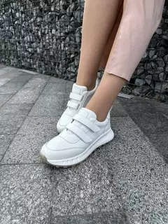 Кросівки жіночі шкіряні білого кольору
