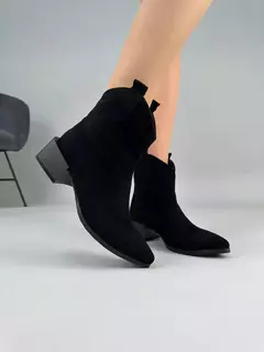Ботинки казаки женские замшевые черного цвета на каблуке демисезонные