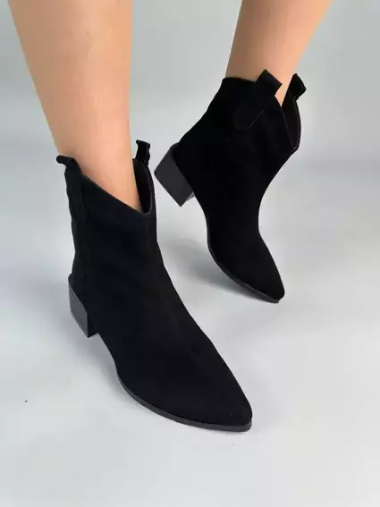 Ботинки казаки женские замшевые черного цвета на каблуке демисезонные фото 2 — интернет-магазин Tapok
