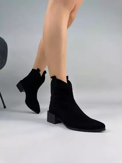 Ботинки казаки женские замшевые черного цвета на каблуке демисезонные фото 3 — интернет-магазин Tapok