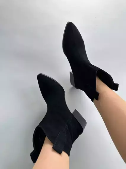Ботинки казаки женские замшевые черного цвета на каблуке демисезонные фото 8 — интернет-магазин Tapok