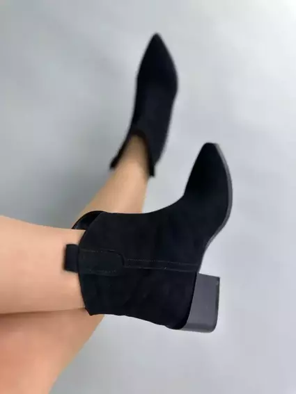 Ботинки казаки женские замшевые черного цвета на каблуке демисезонные фото 9 — интернет-магазин Tapok