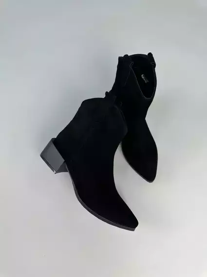 Ботинки казаки женские замшевые черного цвета на каблуке демисезонные фото 11 — интернет-магазин Tapok
