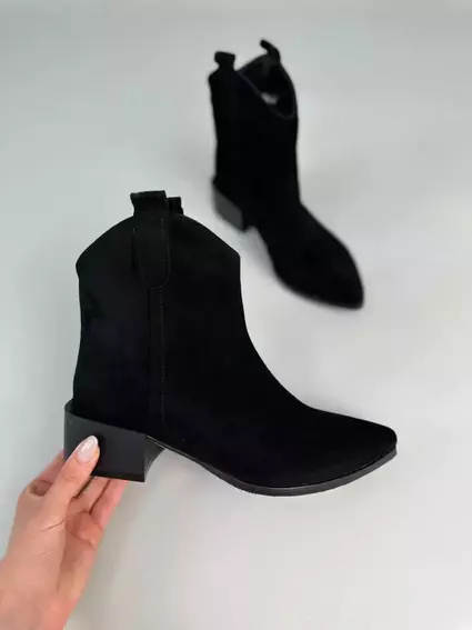 Ботинки казаки женские замшевые черного цвета на каблуке демисезонные фото 12 — интернет-магазин Tapok