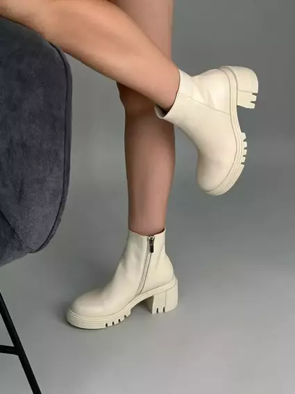 Ботинки женские кожаные молочного цвета на каблуках демисезонные фото 3 — интернет-магазин Tapok