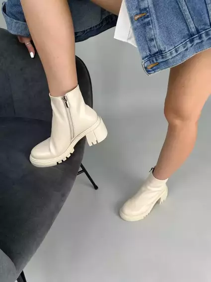 Ботинки женские кожаные молочного цвета на каблуках демисезонные фото 5 — интернет-магазин Tapok