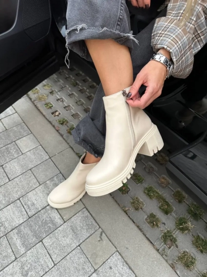 Ботинки женские кожаные молочного цвета на каблуках демисезонные фото 17 — интернет-магазин Tapok
