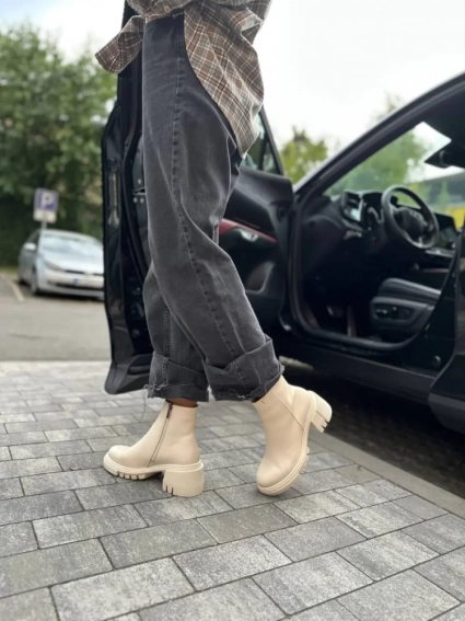 Ботинки женские кожаные молочного цвета на каблуках демисезонные фото 21 — интернет-магазин Tapok