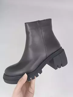 Ботинки женские кожаные черного цвета на каблуках демисезонные