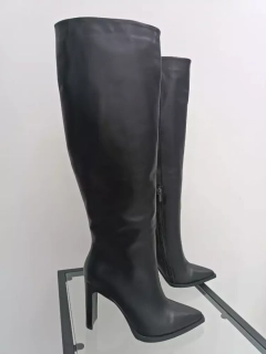 Сапоги женские кожаные черного цвета на каблуках демисезонные