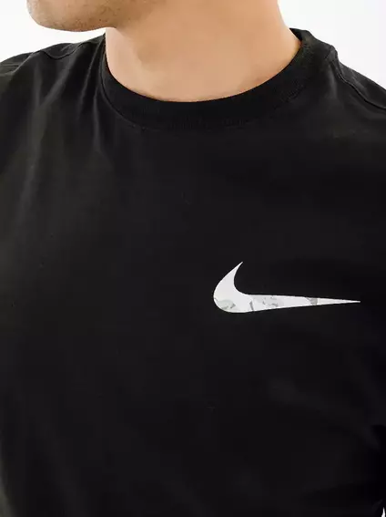 Футболка Nike M NSW TEE CLUB+ HDY PRNT SWSH FD4200-010 фото 3 — интернет-магазин Tapok
