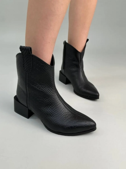 Ботинки казаки женские кожа рептилия черного цвета на каблуке демисезонные с замком фото 1 — интернет-магазин Tapok