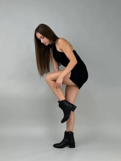 Ботинки казаки женские кожа рептилия черного цвета на каблуке демисезонные с замком фото 4 — интернет-магазин Tapok
