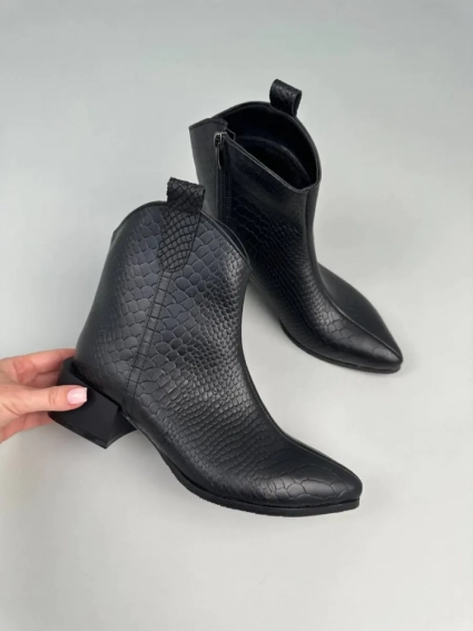 Ботинки казаки женские кожа рептилия черного цвета на каблуке демисезонные с замком фото 12 — интернет-магазин Tapok