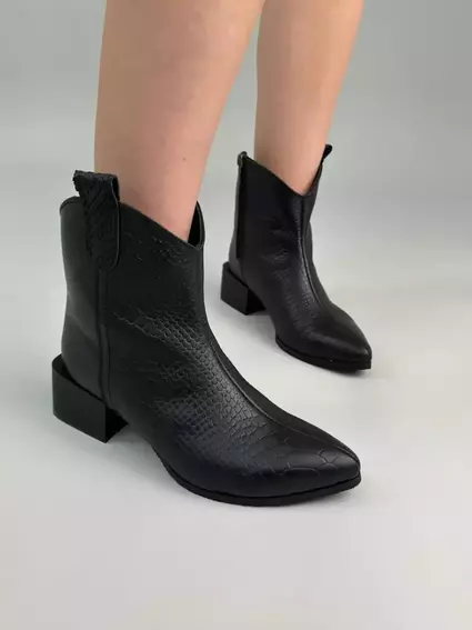 Ботинки казаки женские кожа рептилия черного цвета на каблуке зимние с замком фото 1 — интернет-магазин Tapok