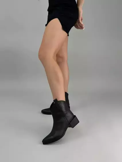 Ботинки казаки женские кожа рептилия черного цвета на каблуке зимние с замком фото 2 — интернет-магазин Tapok