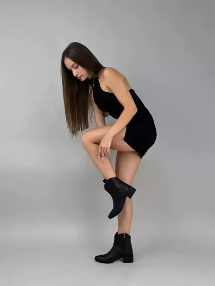 Ботинки казаки женские кожа рептилия черного цвета на каблуке зимние с замком фото 4 — интернет-магазин Tapok