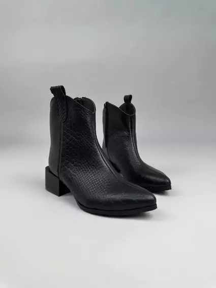 Ботинки казаки женские кожа рептилия черного цвета на каблуке зимние с замком фото 10 — интернет-магазин Tapok