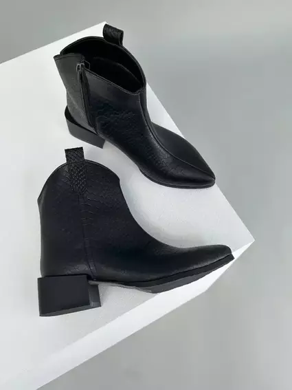 Ботинки казаки женские кожа рептилия черного цвета на каблуке зимние с замком фото 11 — интернет-магазин Tapok