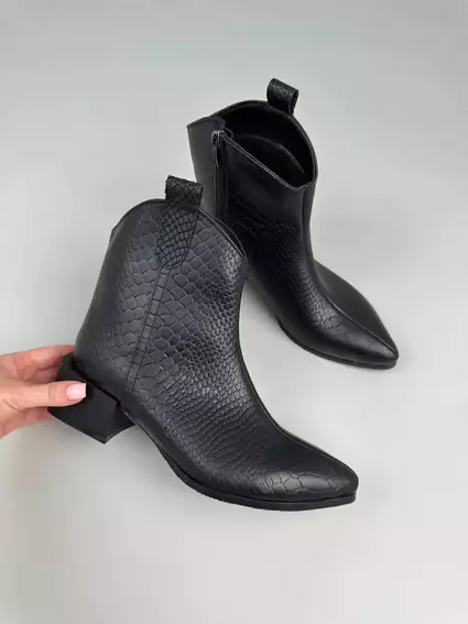 Ботинки казаки женские кожа рептилия черного цвета на каблуке зимние с замком фото 12 — интернет-магазин Tapok