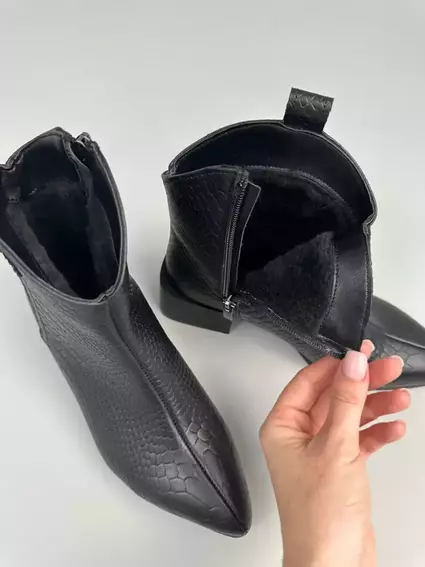 Ботинки казаки женские кожа рептилия черного цвета на каблуке зимние с замком фото 13 — интернет-магазин Tapok
