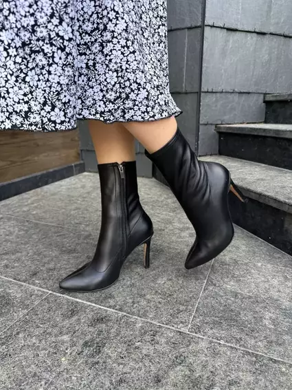 Ботинки женские кожаные черные на каблуках демисезонные фото 1 — интернет-магазин Tapok