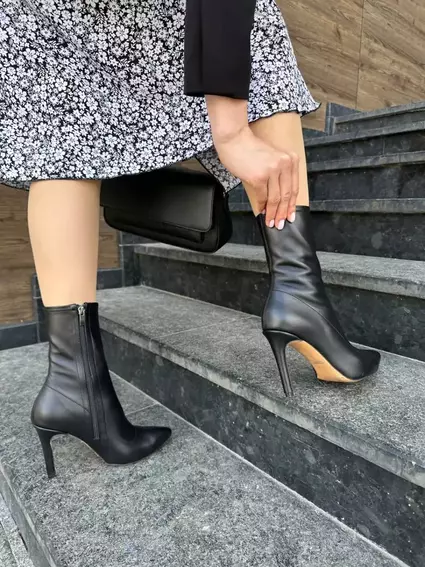 Ботинки женские кожаные черные на каблуках демисезонные фото 5 — интернет-магазин Tapok