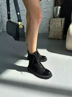 Черевики жіночі замшеві чорного кольору з лаковим носком демісезонні.